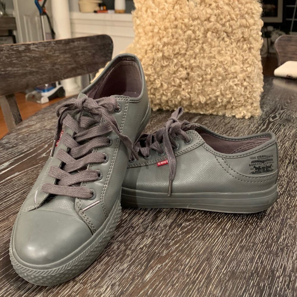 Levi’s Faux Leather Sneakers sz 8 Like New